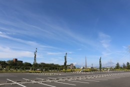 東側大型駐車場